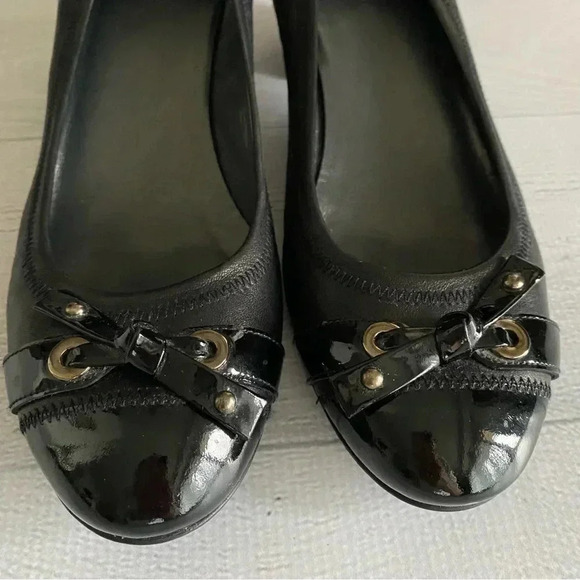 Stuart Weitzman Black Leather Comfy Chunky Heel Patent Bow Cap Toe Pumps Sz 8 - Picture 2 of 7